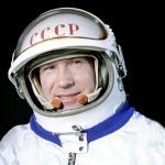 Какие животные первыми облетели луну. И это не собаки…